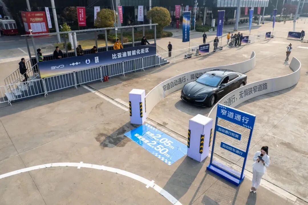 12月10日，参展车辆在展示智能辅助驾驶技术/新华社记者陈思汗 摄