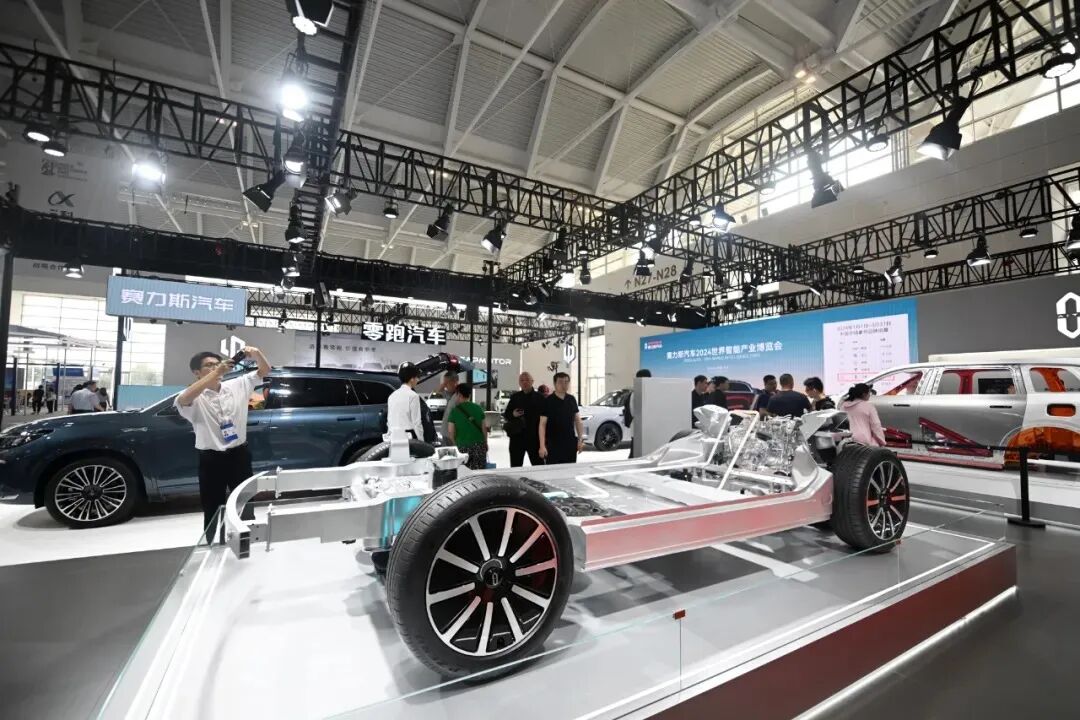 参观者在博览会智能网联汽车展区参观一台智能网联汽车平台架构/新华社记者赵子硕 摄