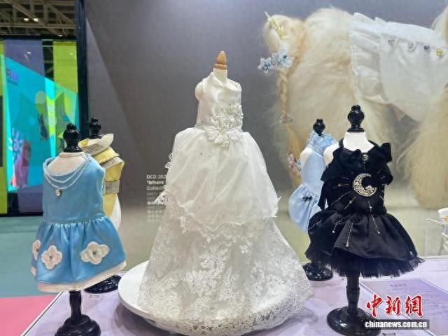 9月4日，在2026绍兴国际宠物用品博览会上，企业展出以水晶装饰为亮点的宠物服饰。 蓝伊旎 摄