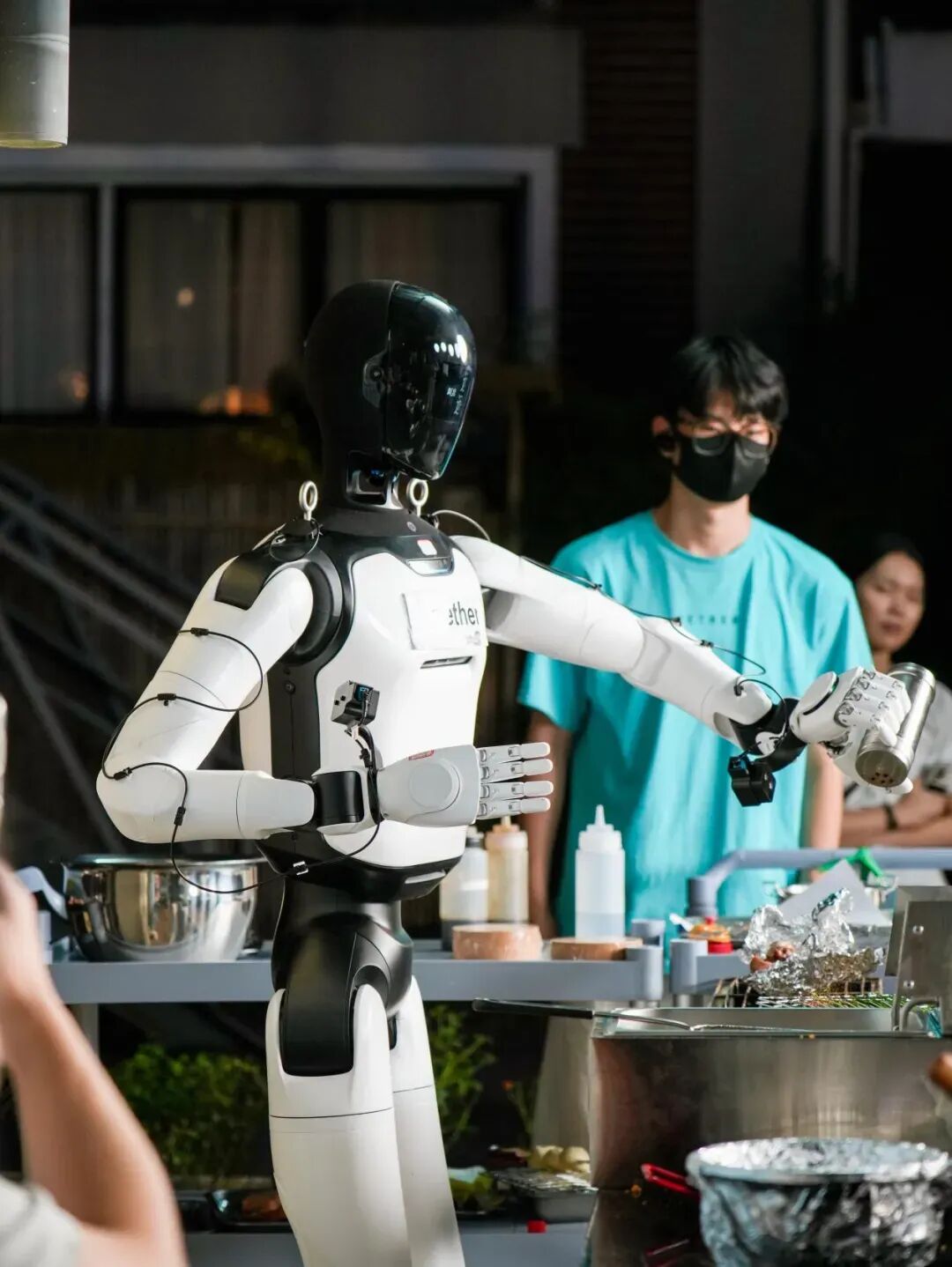以太大模型挑战烧烤直播，国产具身智能接受真实场景考验